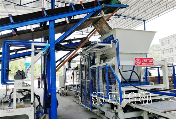 透水磚機：鋼渣尾礦制磚設(shè)備繪環(huán)保藍圖，筑綠色風景！