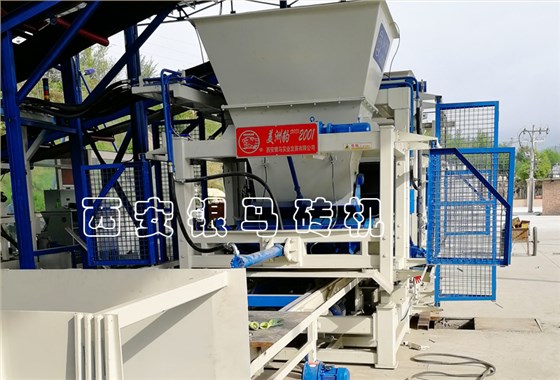 全自動(dòng)制磚機(jī)成套設(shè)備不斷提升技術(shù)與品質(zhì)，目標(biāo)登頂行業(yè)珠峰！