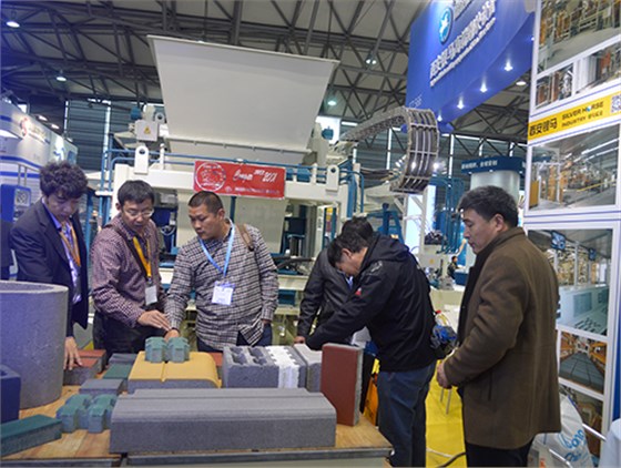 上海寶馬展我們業(yè)務經(jīng)理講解我們的設備