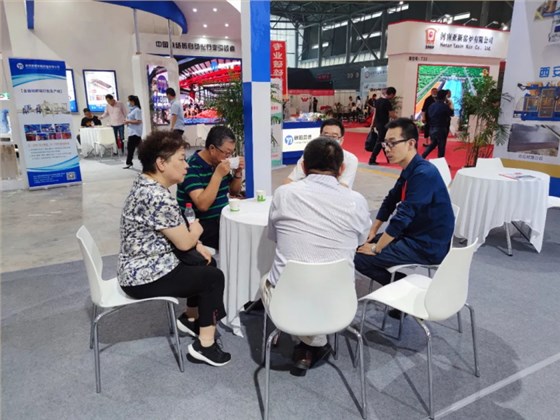 中國建材聯(lián)合會(huì)副會(huì)長磚瓦工業(yè)協(xié)會(huì)會(huì)長孫向遠(yuǎn)、副會(huì)長許彥明、秘書長周炫等領(lǐng)導(dǎo)，專程來到正在安徽國際會(huì)展中心參展的西安銀馬展廳