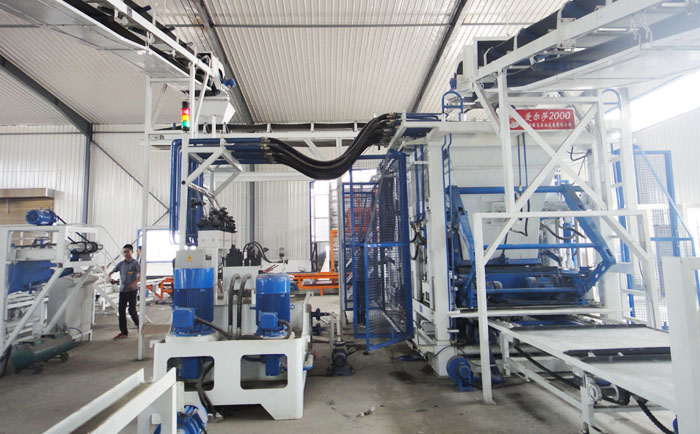 歷數(shù)手動(dòng)免燒磚機(jī)設(shè)備的八大特點(diǎn)