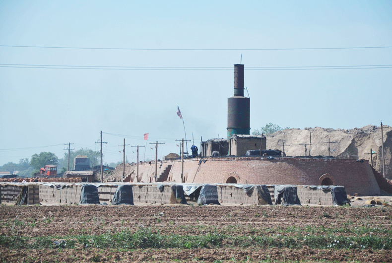 銀馬磚機廠家關(guān)于燒結(jié)磚瓦行業(yè)的形勢淺析