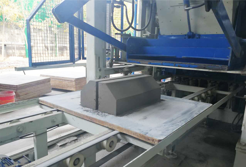 路面磚制磚生產(chǎn)線制品有哪些普通制品無法企及的優(yōu)點(diǎn)？