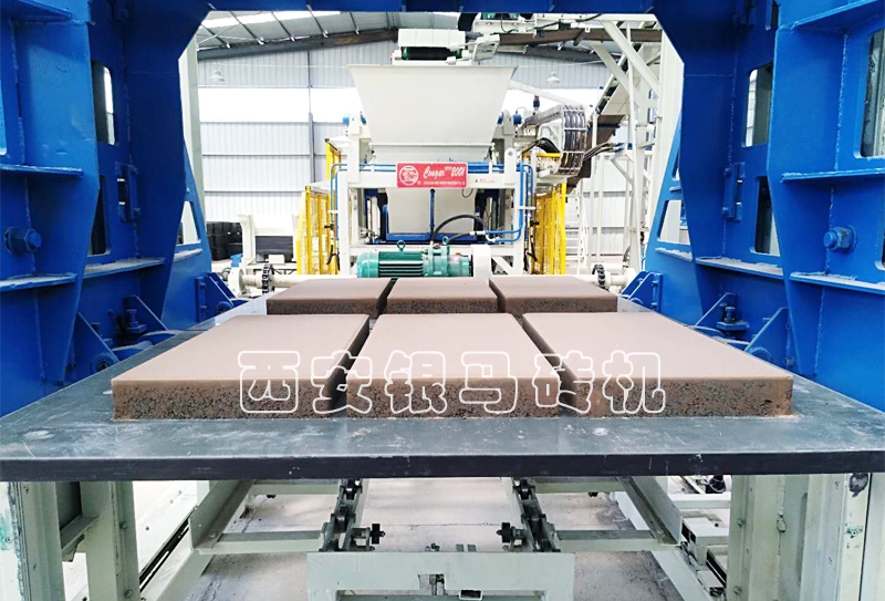 全自動(dòng)新型磚機(jī):透水磚機(jī)創(chuàng)造亮點(diǎn),變更思路,實(shí)力樹立行業(yè)標(biāo)桿! 全自動(dòng)新型磚機(jī):透水磚機(jī)創(chuàng)造亮點(diǎn),變更思路,實(shí)力樹立行業(yè)標(biāo)桿!