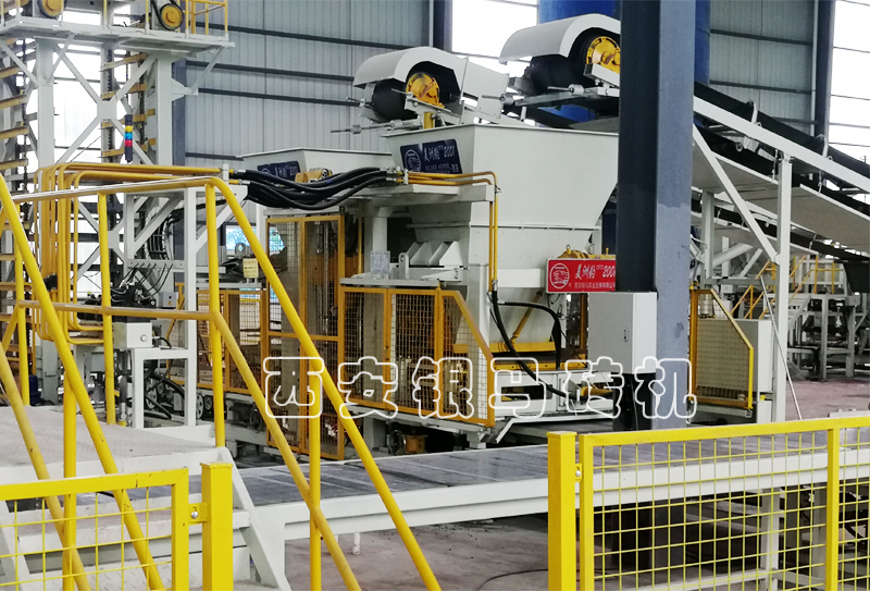 全自動(dòng)路沿石生產(chǎn)設(shè)備：免燒磚機(jī)科技利刃，創(chuàng)新敢為人先！