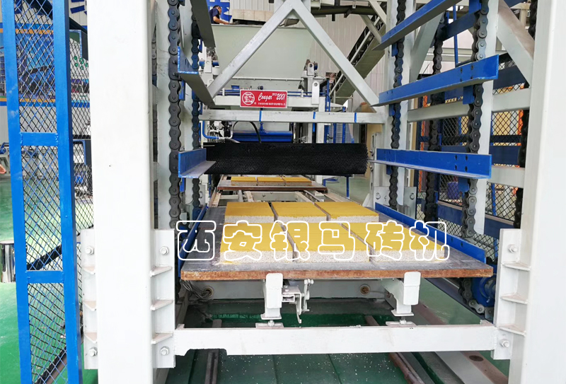 人造仿石磚生產(chǎn)線(xiàn):空心磚機(jī)固廢制磚新工藝,高壓振搗擠溶! 人造仿石磚生產(chǎn)線(xiàn):空心磚機(jī)固廢制磚新工藝,高壓振搗擠溶!