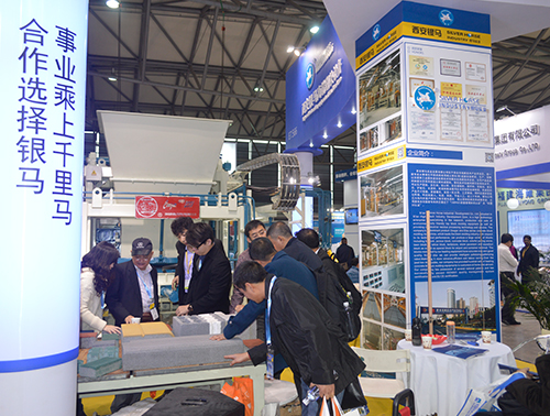 參觀(guān)客戶(hù)進(jìn)一步了解我們的磚機(jī)制品