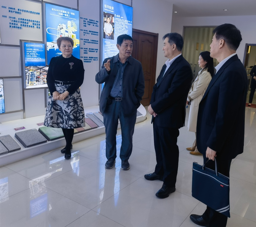 中國工程機(jī)械工業(yè)協(xié)會會長蘇子孟一行蒞臨西安銀馬參觀考察
